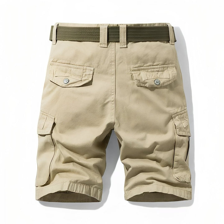 "Bermuda de randonnée homme léger et robuste, tissu respirant, ceinture ajustable et poches cargo pour aventure en plein air.