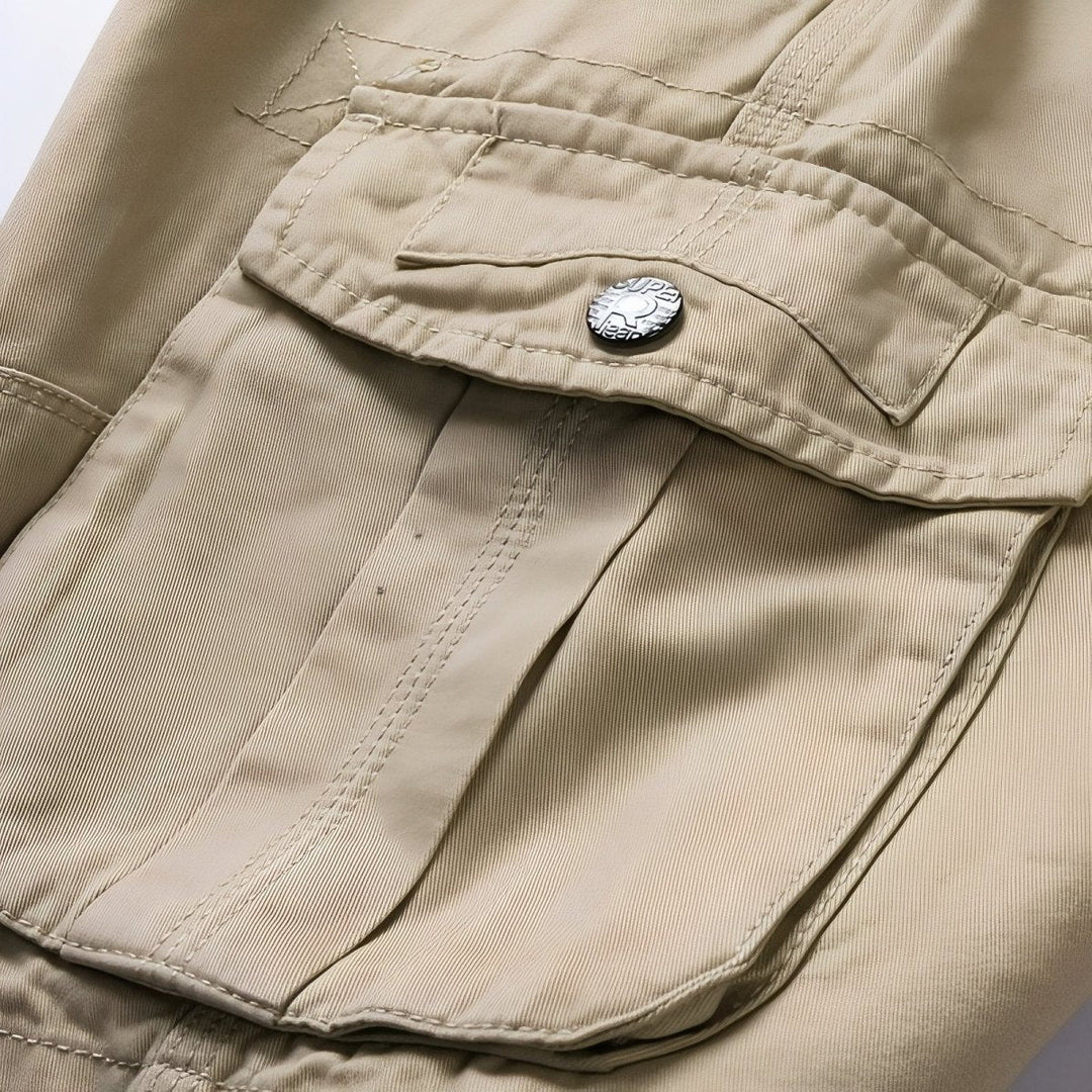 "Bermuda de randonnée homme léger et robuste, tissu respirant, ceinture ajustable et poches cargo pour aventure en plein air.