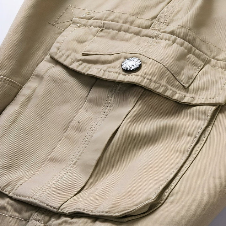"Bermuda de randonnée homme léger et robuste, tissu respirant, ceinture ajustable et poches cargo pour aventure en plein air.