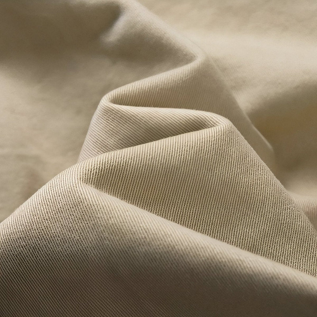 "Bermuda de randonnée homme léger et robuste, tissu respirant, ceinture ajustable et poches cargo pour aventure en plein air.