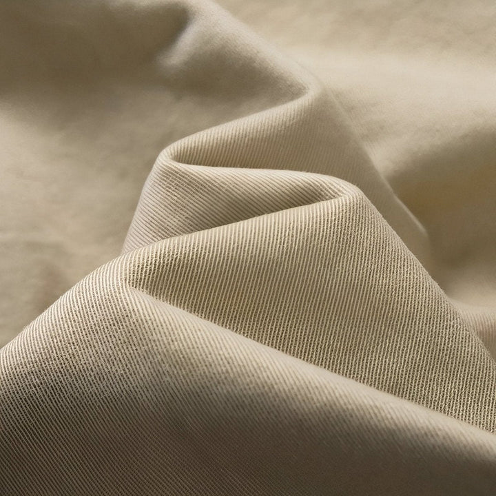 "Bermuda de randonnée homme léger et robuste, tissu respirant, ceinture ajustable et poches cargo pour aventure en plein air.
