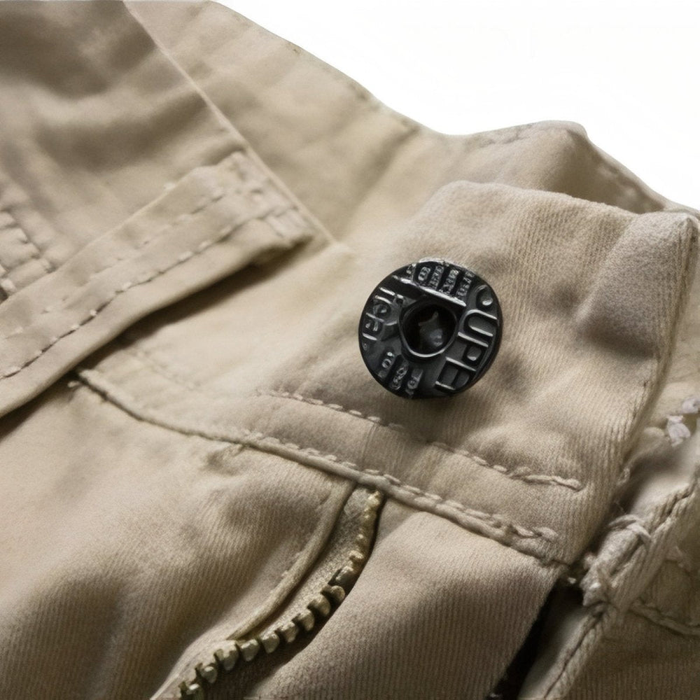 "Bermuda de randonnée homme léger et robuste, tissu respirant, ceinture ajustable et poches cargo pour aventure en plein air.
