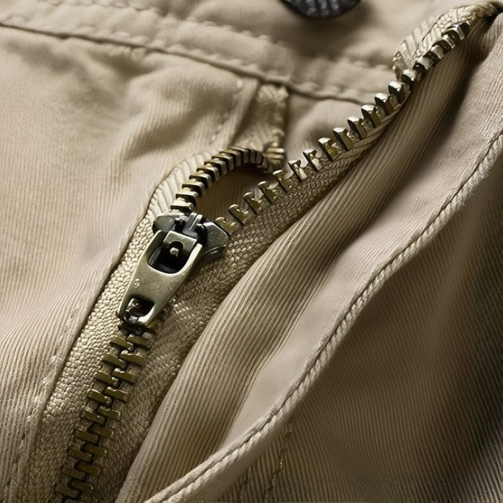 "Bermuda de randonnée homme léger et robuste, tissu respirant, ceinture ajustable et poches cargo pour aventure en plein air.