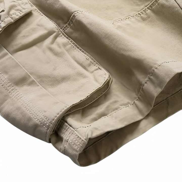 "Bermuda de randonnée homme léger et robuste, tissu respirant, ceinture ajustable et poches cargo pour aventure en plein air.