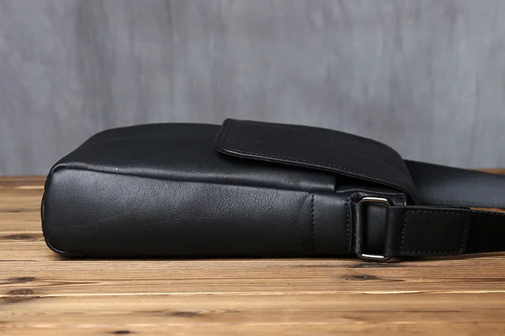 Accessoire homme: Besace cuir Milano, sac moderne pour une organisation efficace et stylée.