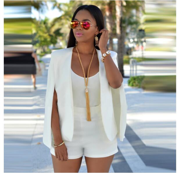 Blazer cape noir sophistiqué pour femmes, coupe élégante et fluide, parfait pour occasions professionnelles ou soirées chic.