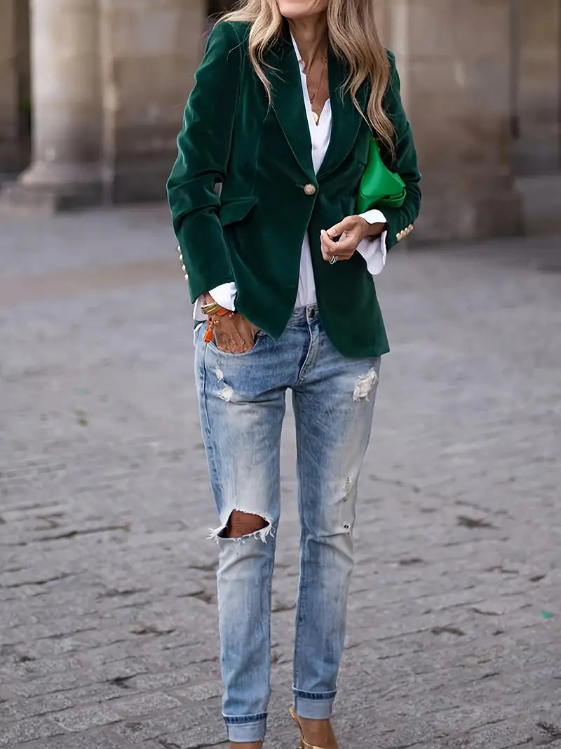 "Blazer élégant en velours bleu foncé pour femme, coupe flatteuse, parfait pour occasions formelles et décontractées."
