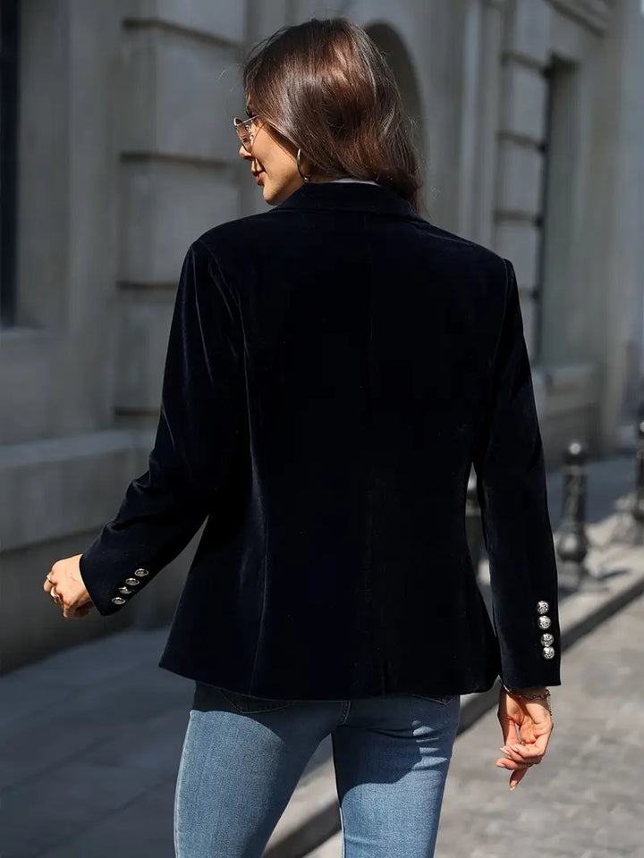 "Blazer élégant en velours bleu foncé pour femme, coupe flatteuse, parfait pour occasions formelles et décontractées."