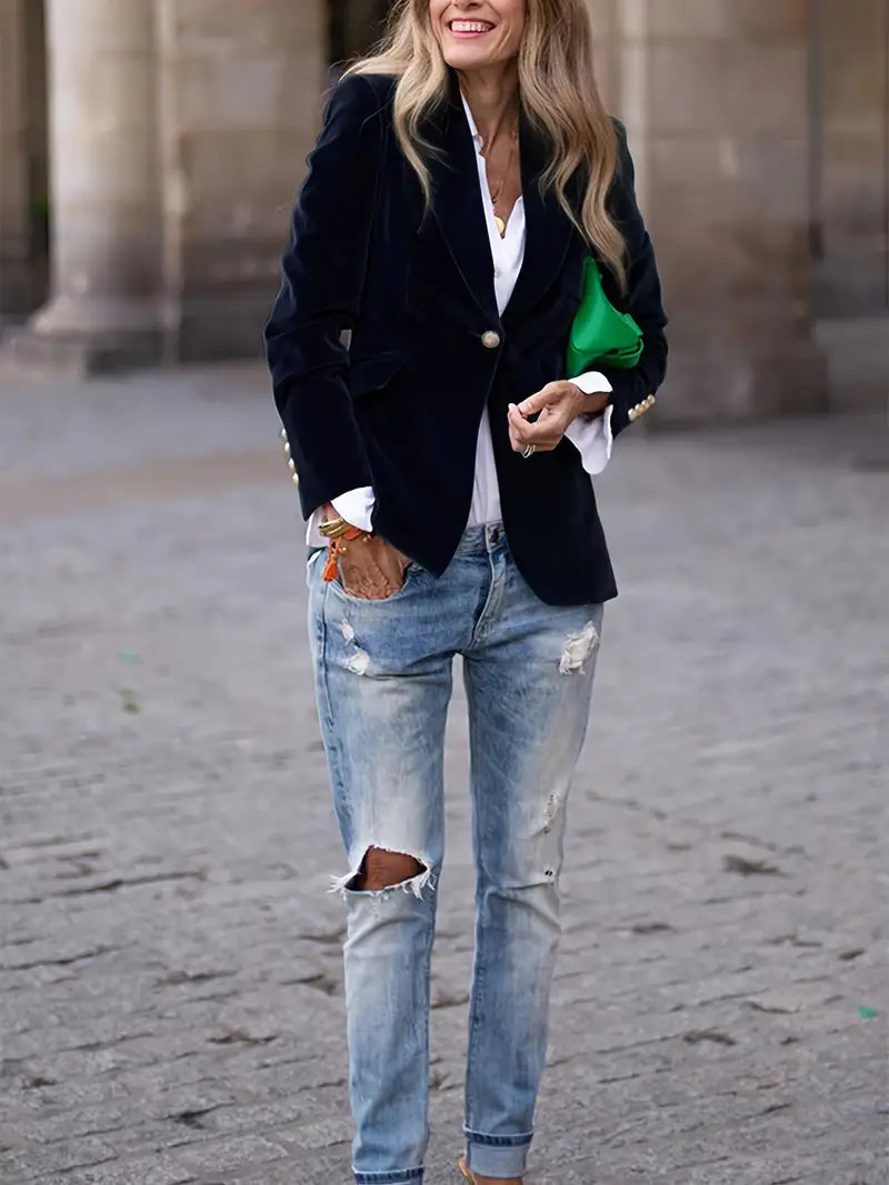 "Blazer élégant en velours bleu foncé pour femme, coupe flatteuse, parfait pour occasions formelles et décontractées."