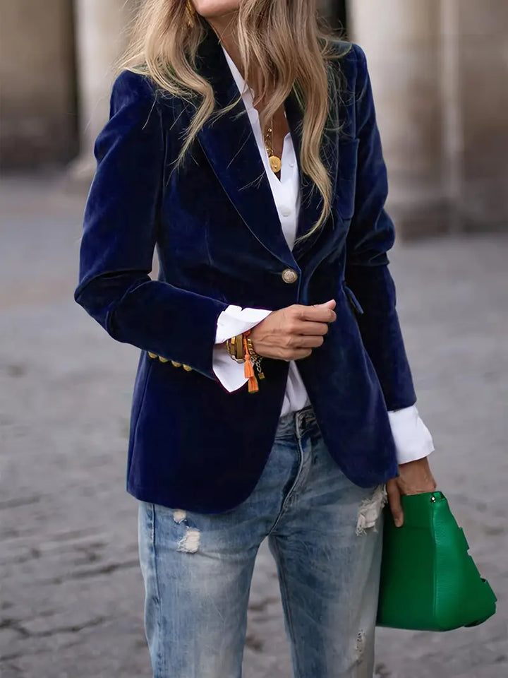 "Blazer élégant en velours bleu foncé pour femme, coupe flatteuse, parfait pour occasions formelles et décontractées."