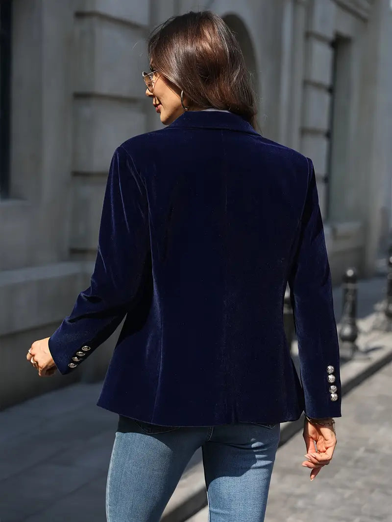 "Blazer élégant en velours bleu foncé pour femme, coupe flatteuse, parfait pour occasions formelles et décontractées."