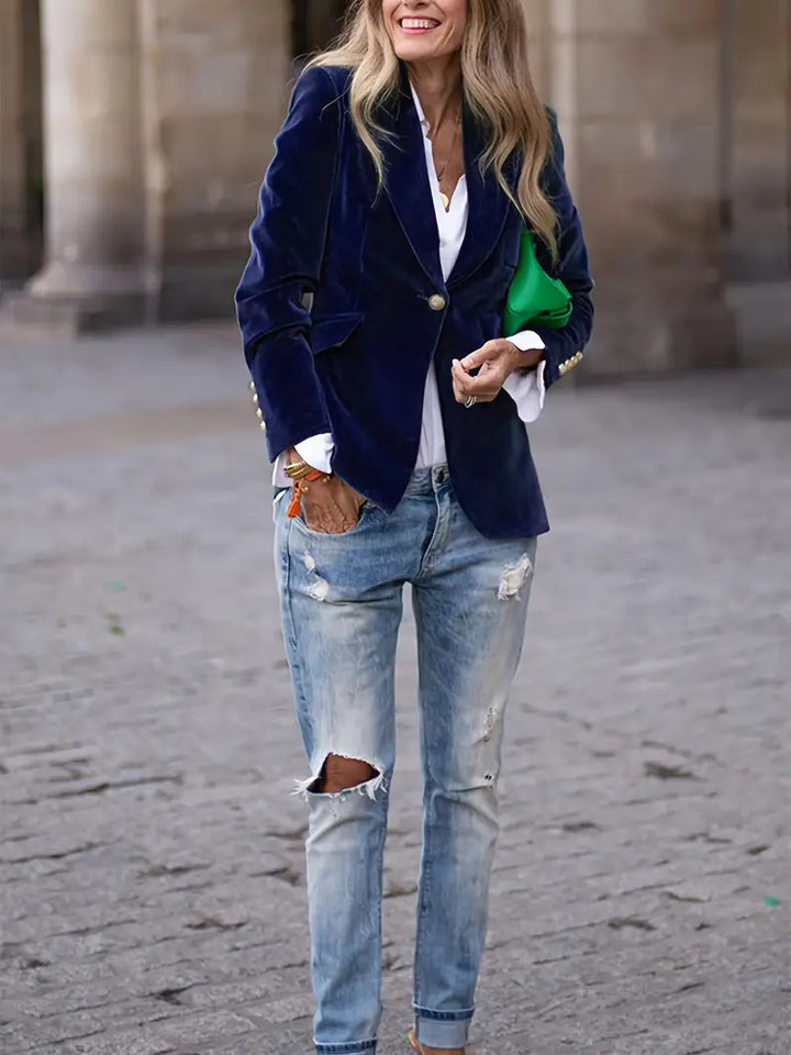 "Blazer élégant en velours bleu foncé pour femme, coupe flatteuse, parfait pour occasions formelles et décontractées."