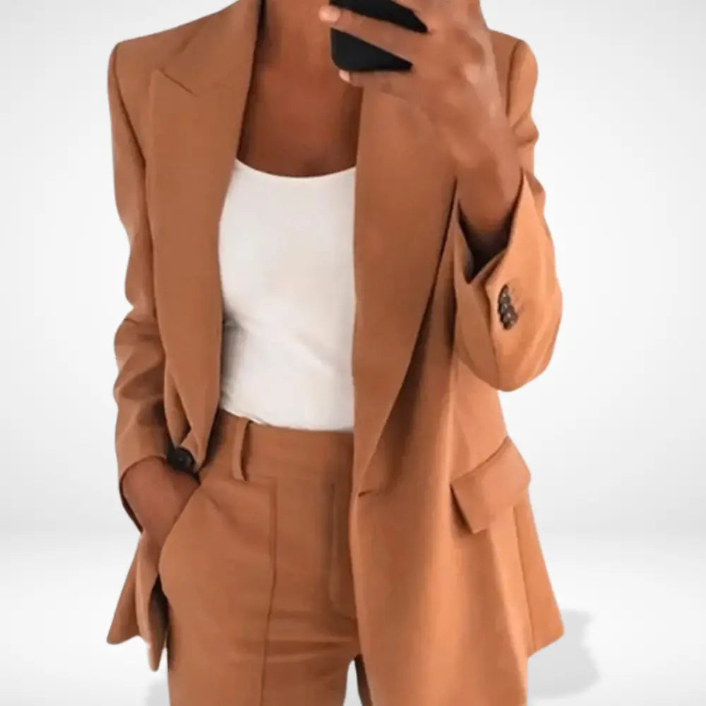 Blazer femme coupe droite, long et élégant.  Style professionnel ou décontracté.  Silhouette impeccable.
