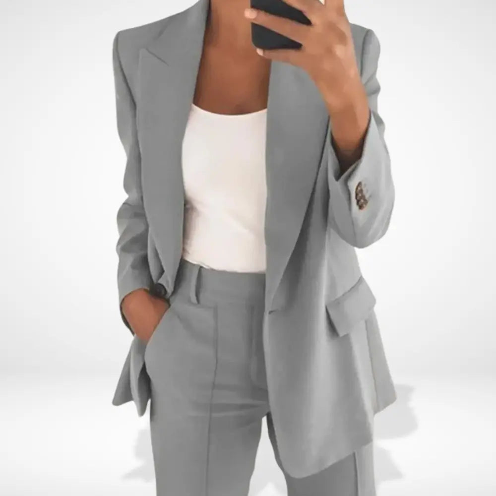 Blazer femme coupe droite, long et élégant.  Style professionnel ou décontracté.  Silhouette impeccable.