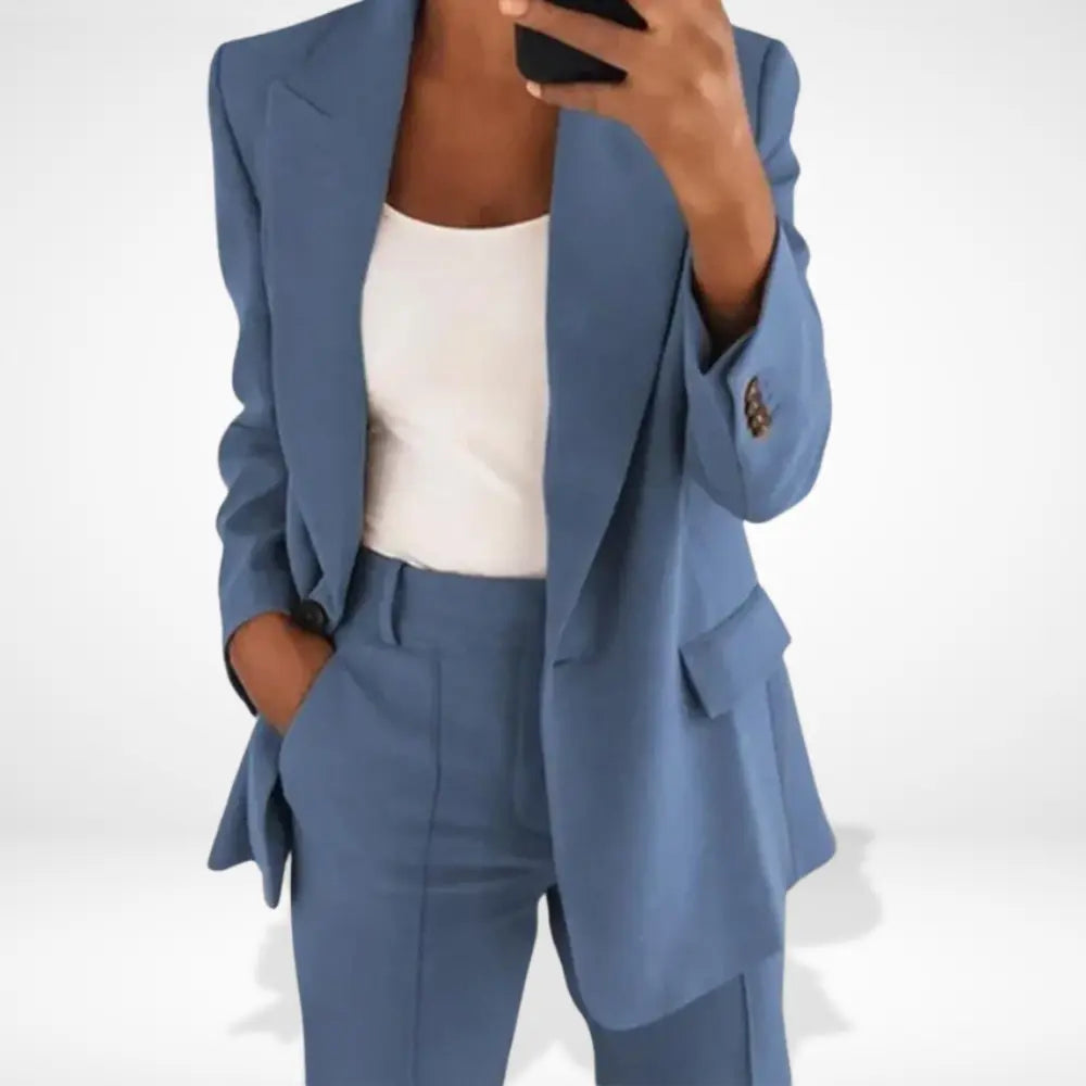 Blazer femme coupe droite, long et élégant.  Style professionnel ou décontracté.  Silhouette impeccable.