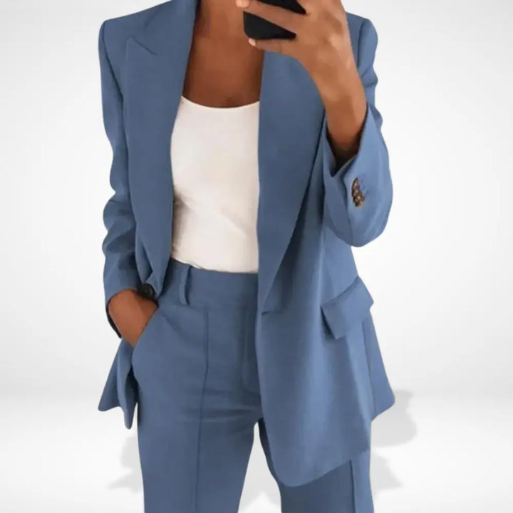 Blazer femme coupe droite, long et élégant.  Style professionnel ou décontracté.  Silhouette impeccable.
