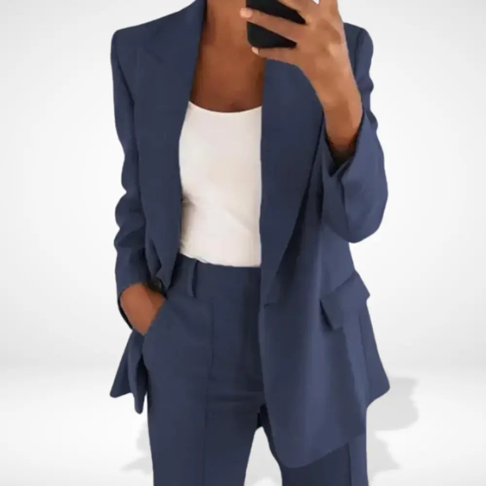 Blazer femme coupe droite, long et élégant.  Style professionnel ou décontracté.  Silhouette impeccable.
