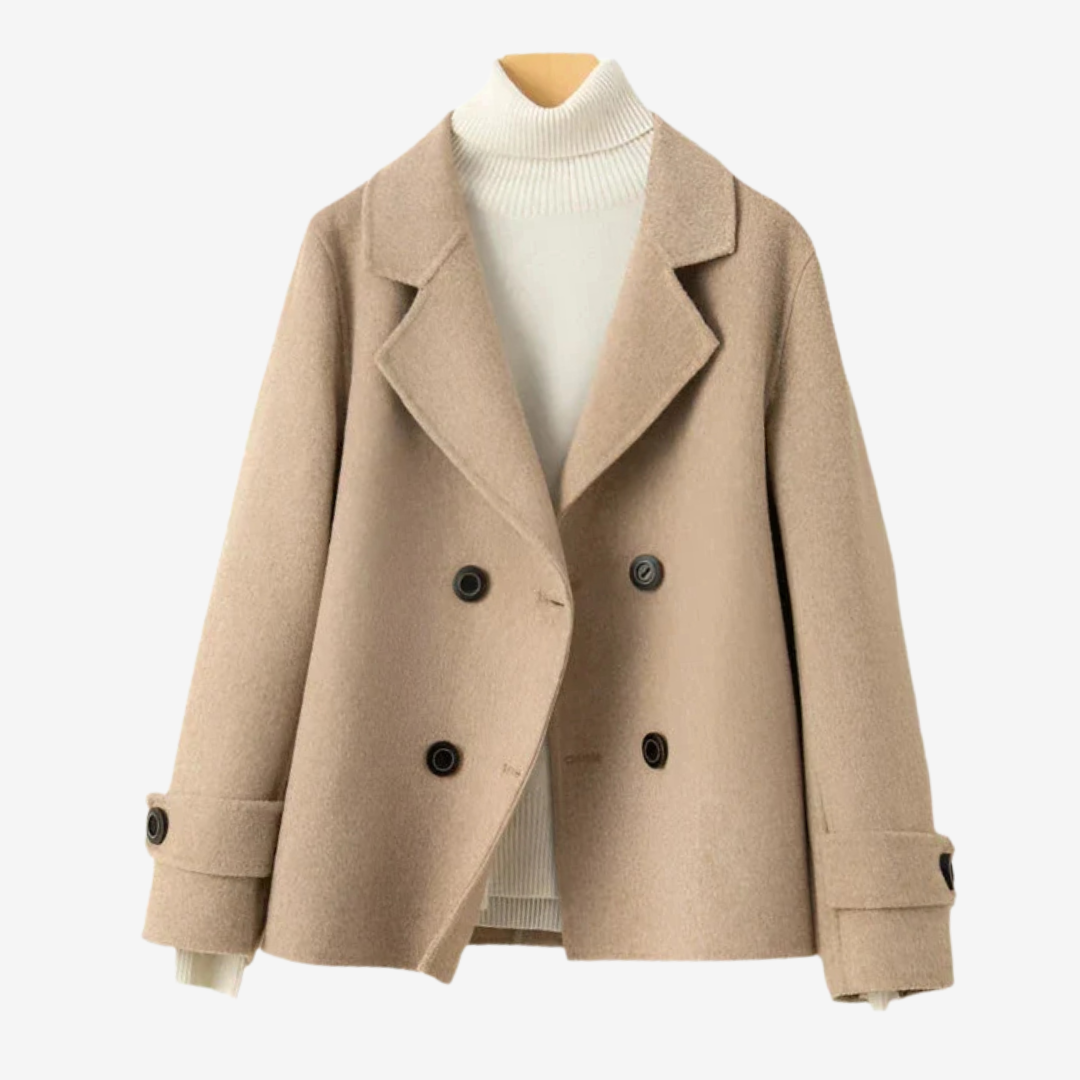 Élégant blazer femme double boutonnage. Veste couleur café, parfaite pour un style décontracté ou une tenue de bureau.