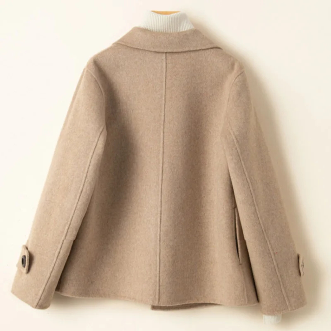 Blazer femme double boutonnage sophistiqué. Veste chic et élégante, incontournable pour la mode féminine moderne.