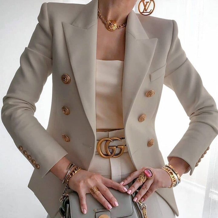 Blazer femme élégant, coupe ajustée, manches longues, poches, boutonnage double.  Look chic et confortable.