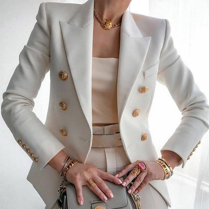 Blazer femme élégant, coupe ajustée, manches longues, poches, boutonnage double.  Look chic et confortable.