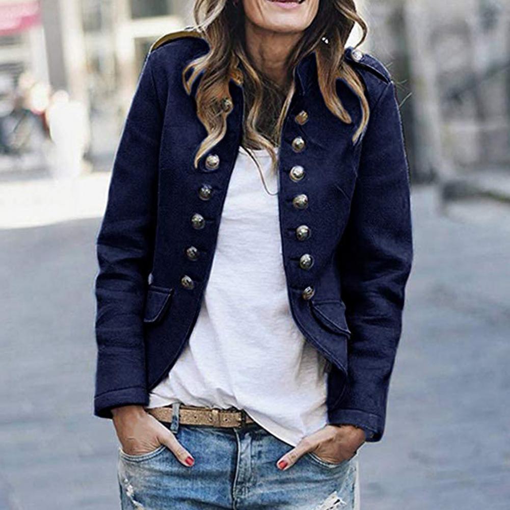 Image d'un blazer femme à col montant, silhouette élancée, pour un look distingué et intemporel.