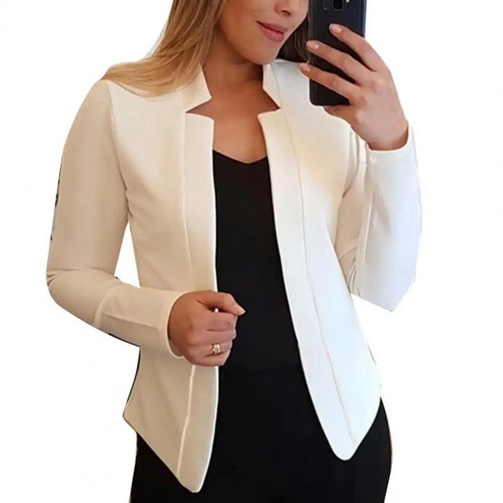 Détail du tissu et de la coupe d'un blazer femme élégant, parfait pour le travail et le bureau.