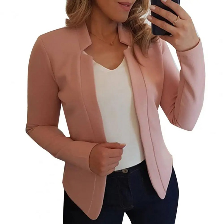 Femme portant un blazer élégant et professionnel avec une tenue de travail chic. Veste mode automne.
