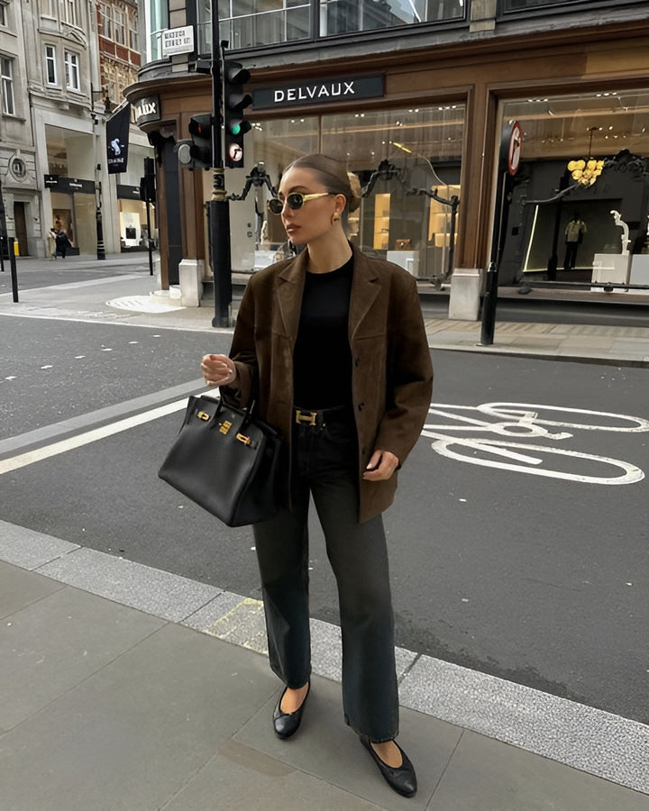 Blazer femme marron élégant, coupe classique pour un look sophistiqué et intemporel. Idéal pour le bureau.