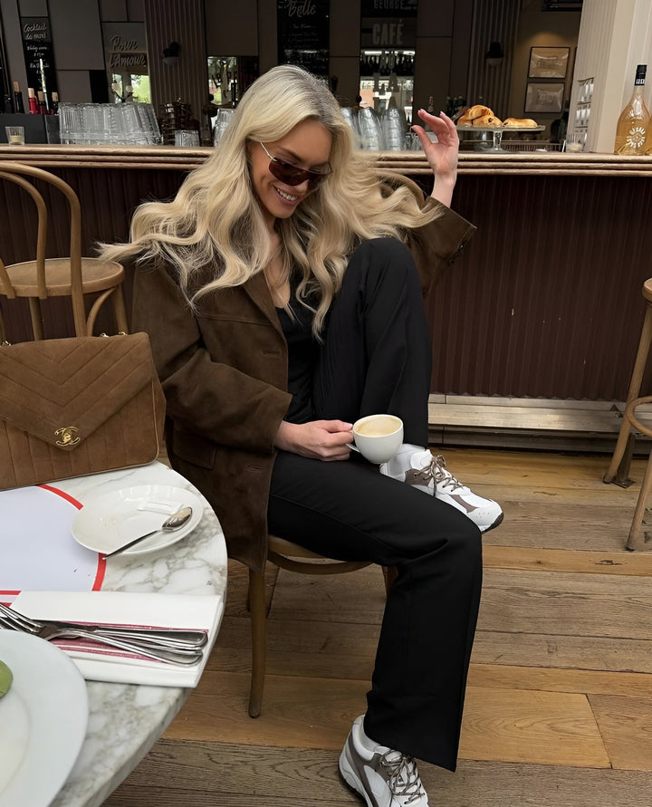 Veste blazer chic pour femme, couleur marron tendance, parfaite pour une allure élégante et moderne.