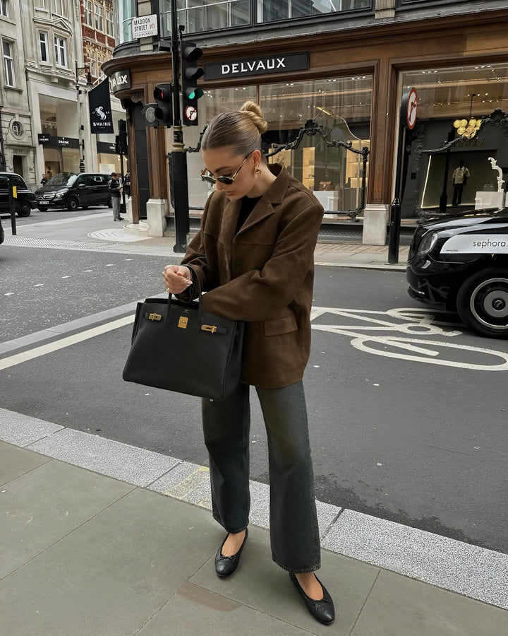 Veste élégante femme, blazer sophistiqué marron, ajoute une touche chic et professionnelle à votre tenue.