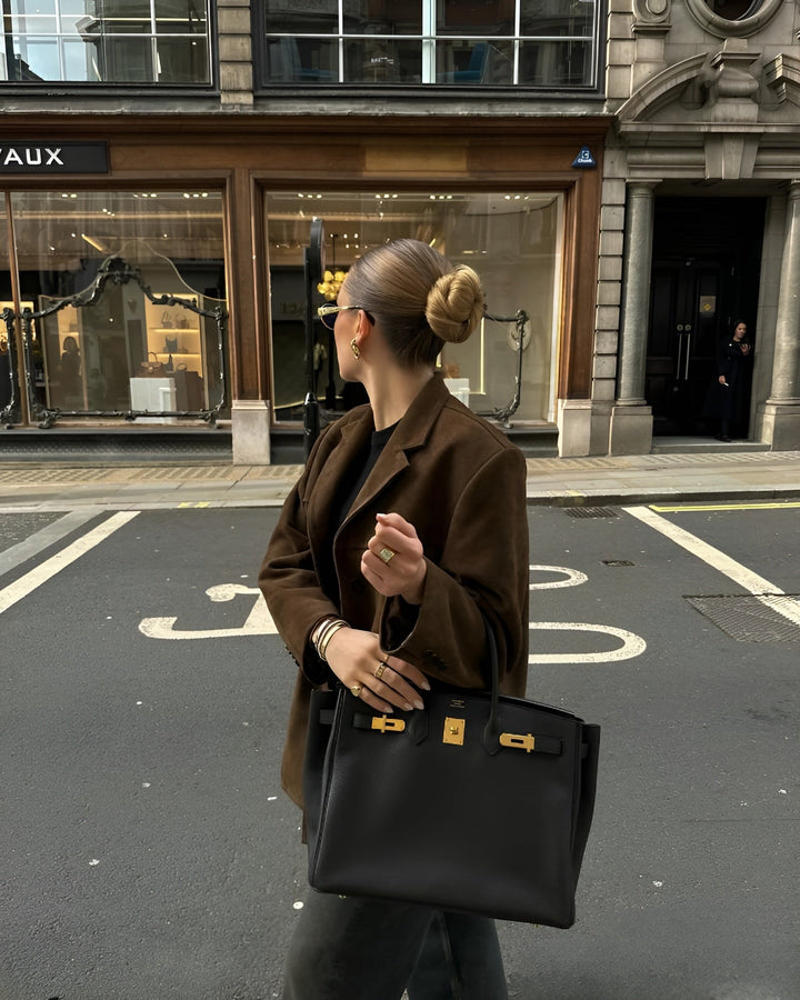 Blazer classique marron pour femmes, mode intemporelle et polyvalente, idéal pour le travail et la ville.