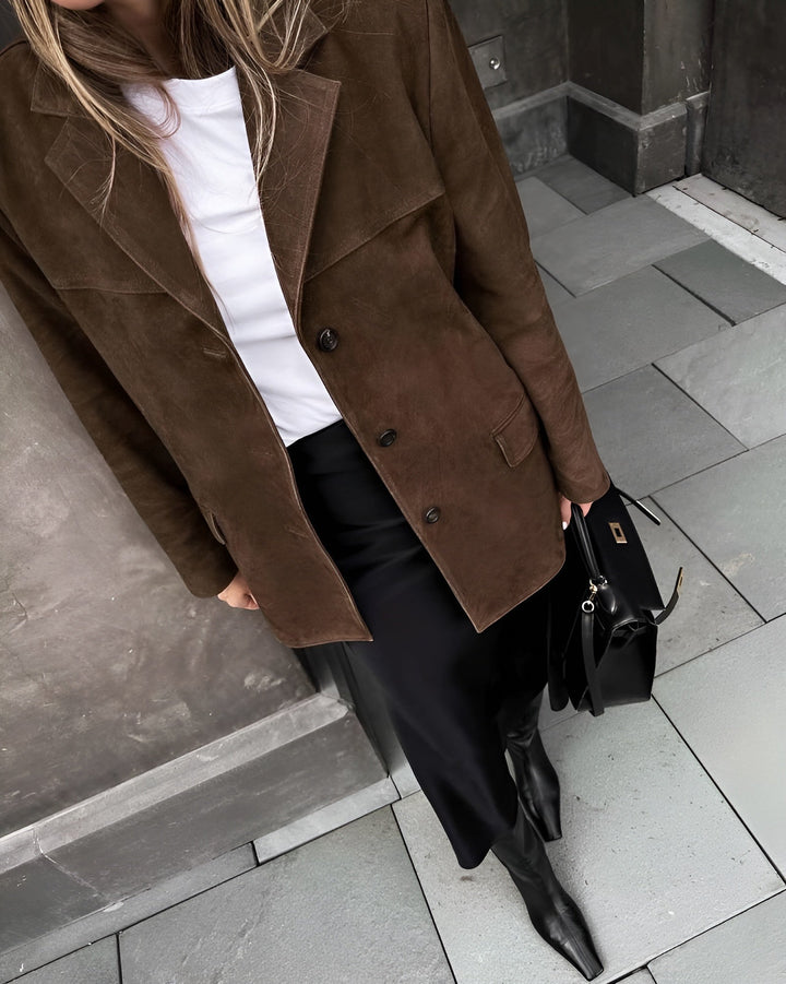 Blazer femme intemporel, marron élégant, veste polyvalente pour un look chic et décontracté.