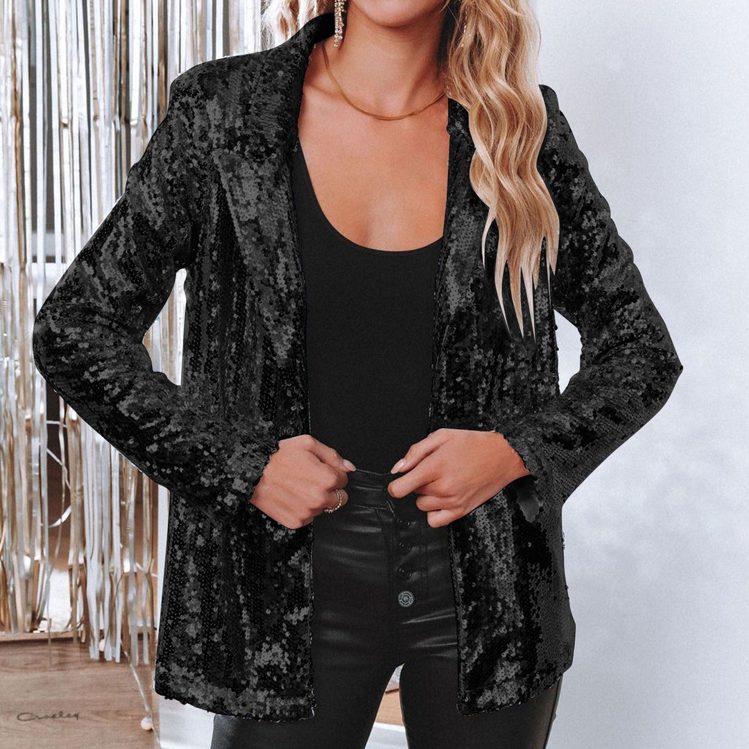 Femme portant un blazer à paillettes scintillantes, veste de soirée élégante et glamour. Tenue festive.