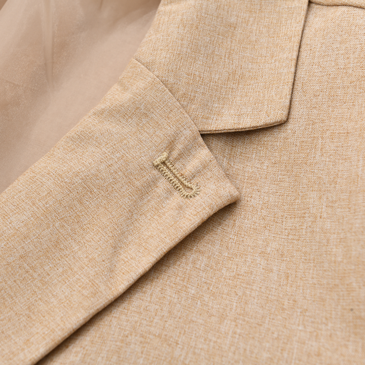 Élégant blazer homme deux boutons, style décontracté moderne. Parfait look bureau ou casual chic masculin.