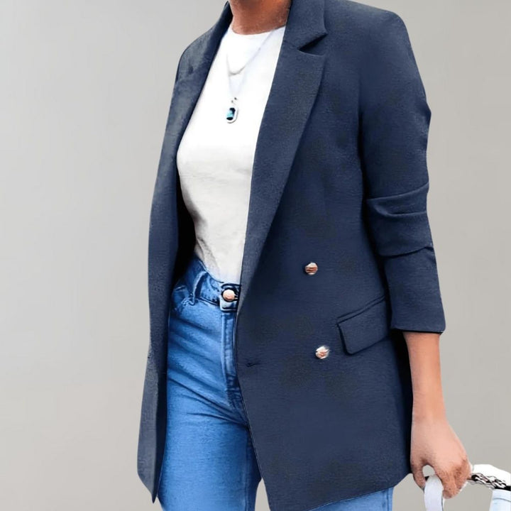 Gros plan sur le tissu texturé du blazer femme élégant. Détail des boutons, qualité et mode chic.