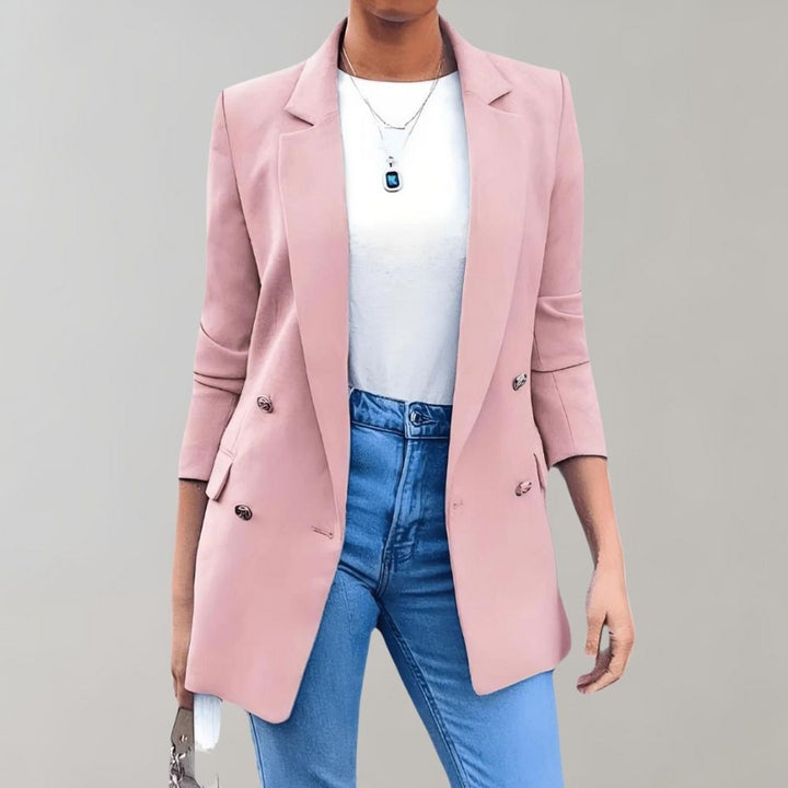 Blazer femme intemporel en tenue de bureau. Veste élégante pour un look professionnel chic au travail.