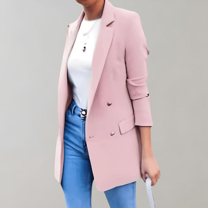 Blazer polyvalent femme pour look décontracté chic. Veste printemps élégante, mode et confort assuré.