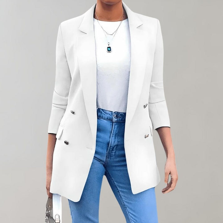 Femme portant un blazer cintré élégant. Coupe intemporelle pour une silhouette chic et moderne.