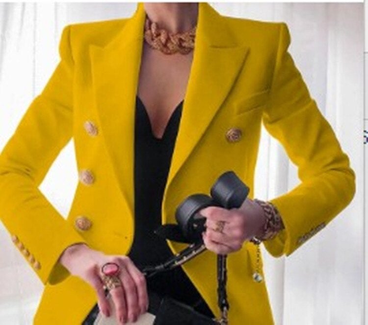 Blazer féminin élégant, couleur classique, avec rangée de boutons dorés. Indispensable pour garde-robe.
