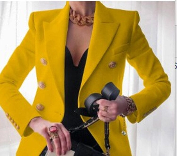 Blazer féminin élégant, couleur classique, avec rangée de boutons dorés. Indispensable pour garde-robe.