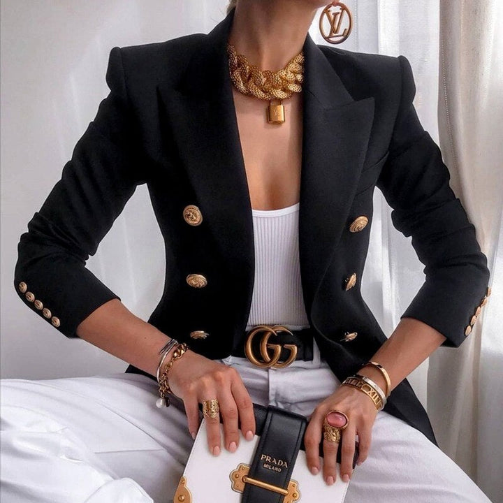 Veste blazer femme habillée, coupe impeccable, détails dorés. Style sophistiqué pour soirée ou travail.
