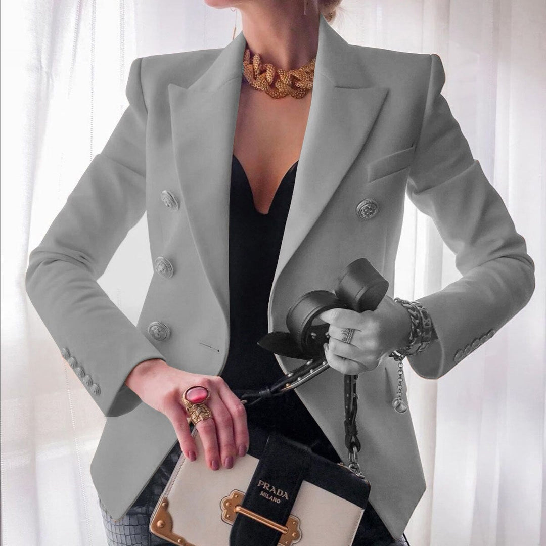 Blazer femme chic et polyvalent, idéal pour compléter une tenue élégante. Boutons dorés raffinés.