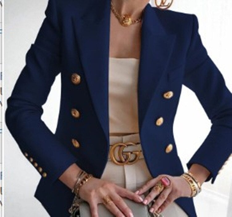 Blazer élégant femme, couleur discrète, avec accents boutons dorés. Veste idéale pour toutes silhouettes.