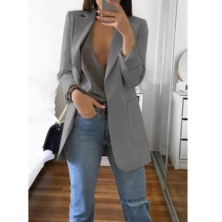 Blazer long femme élégant, coupe raffinée.  Idéal pour toutes occasions.