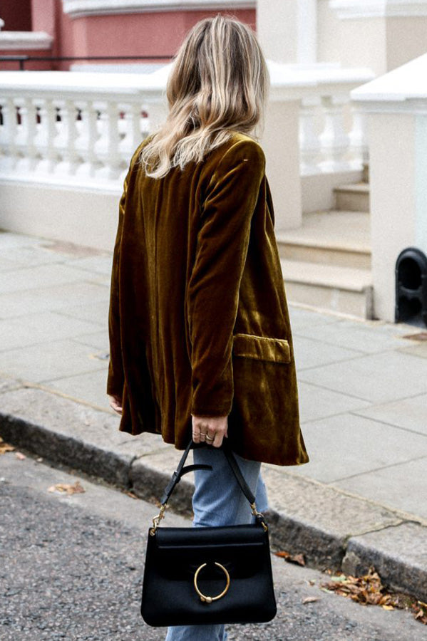 Blazer velours femme, coupe chic et urbaine.  Velours luxueux, confort optimal.  Idéal pour un look élégant.