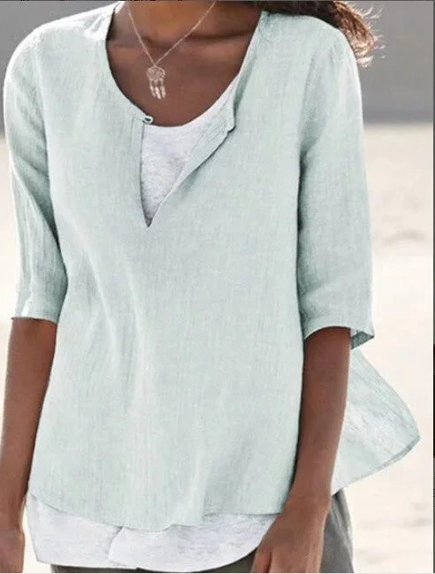 Blouse d'été femme élégante à col V, coupe ample, superpositions chic. Idéale pour un look décontracté et confortable.