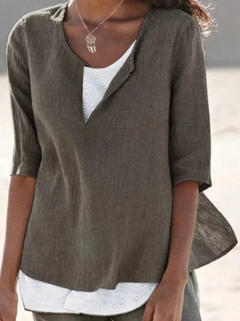 Chemisier femme élégant à col V, parfait pour l'été. Style superposé et coupe ample offrant confort et mode.