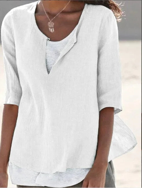 Blouse d'été confortable pour femme, avec son col V et ses superpositions. Vêtement chic et décontracté.