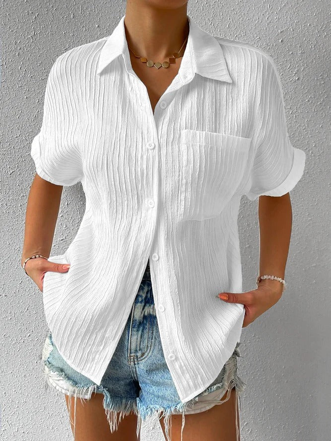 "Blouse décontractée col chemise en tissu léger, coupe ample, boutons raffinés, élégance et confort pour femme."